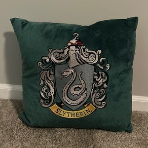 Lovely soft green velour. Slytherin crest is embroidered on.